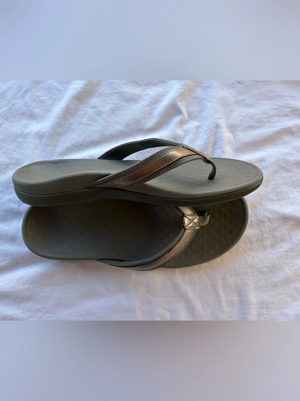 Vionic Men’s Metallic Pewter Flip Flop Sandals Like New! Sz 12